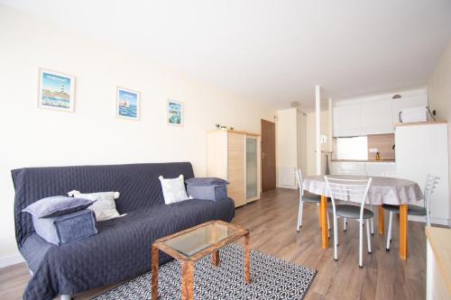 un salon avec un canapé et une table dans l'établissement Le Franc bord I Plage à 200m, à Crozon