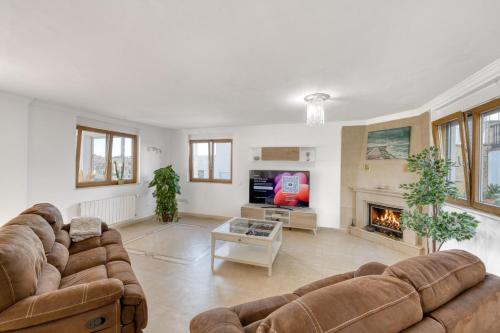 3077 Luxury Villa with Pool and Views in Elviria,