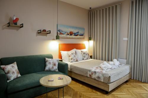 Ένα ή περισσότερα κρεβάτια σε δωμάτιο στο Best House Myrto Pasalimani Piraeus