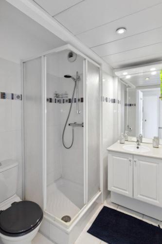 une salle de bain avec une douche, des toilettes et un lavabo dans l'établissement L'Azur - Seaview - AC - Tram - WIFI - Airport, à Nice