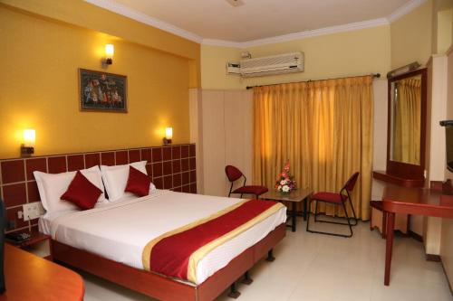 Ліжко або ліжка в номері Hotel Anand Regency