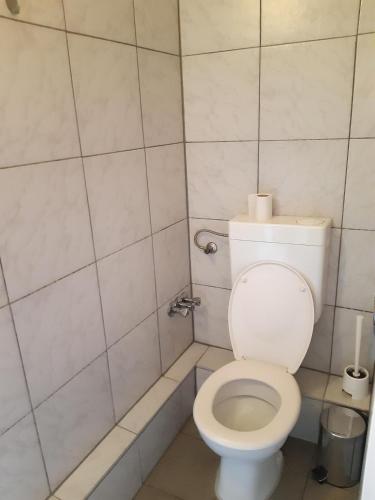 a small bathroom with a toilet and a tub at 2-Rent Group Hostel Rooms&Apartments TUB19A in Munich