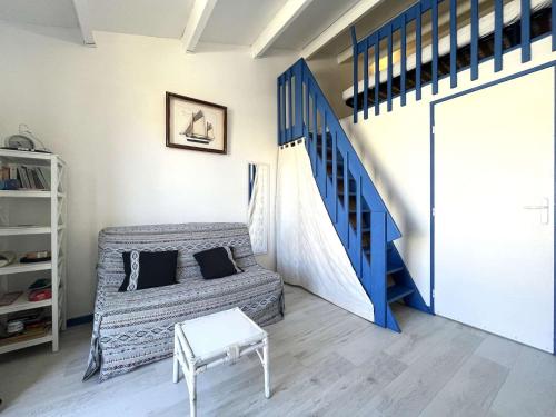 un salon avec un canapé et un escalier dans l'établissement Appartement 2 pièces mezzanine - Gruissan GN320-124, à Gruissan