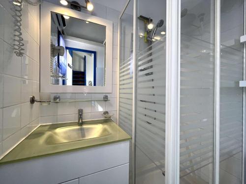 une salle de bain avec un lavabo et un miroir dans l'établissement Appartement 2 pièces mezzanine - Gruissan GN320-124, à Gruissan