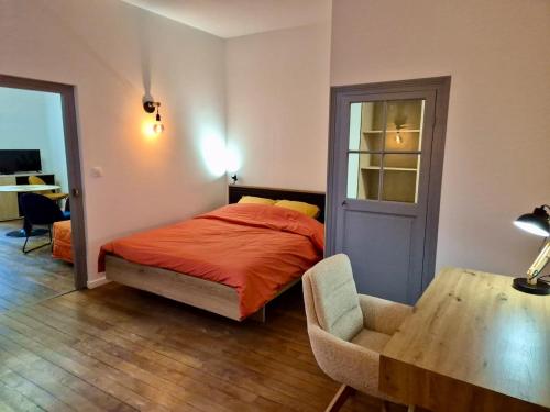 une chambre avec un lit, une chaise et une table dans l'établissement L'aparté Dijonnaise Hypercentre Dijon Darcy, à Dijon