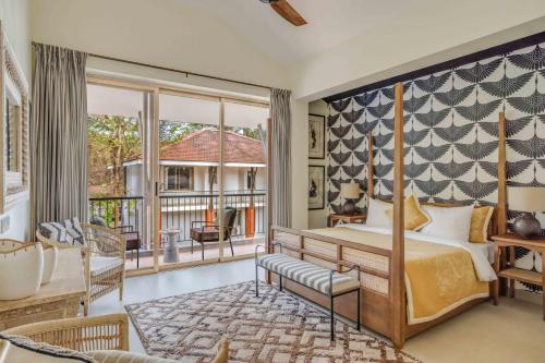 GoaにあるDacha - Super Luxury 4bhk villa with poolのベッドとバルコニーのある寝室