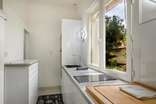 a kitchen with a sink and a window at Appartement Dans Villa in Villeneuve-Loubet