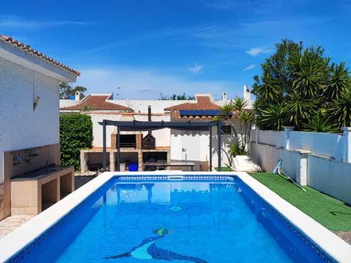 Casa con piscina privada cerca del mar, WiFi gratis, aire opcional, mascotas bienvenidas, playa cercana - ES-184-64