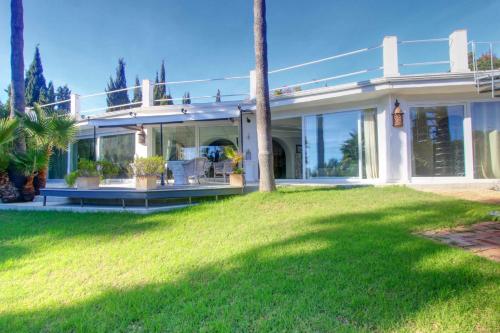 2042 Elegant Villa with Garden Heated Pool