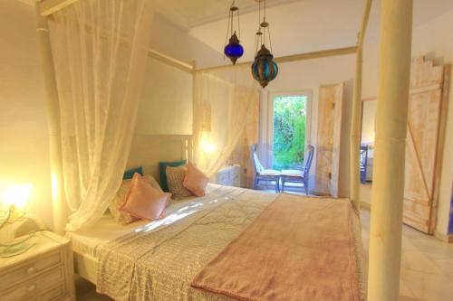 2042 Elegant Villa with Garden Heated Pool