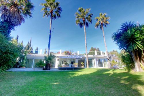 2042 Elegant Villa with Garden Heated Pool