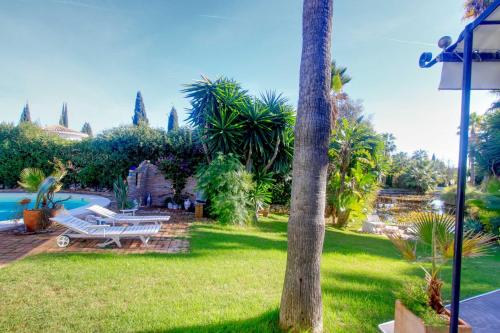 2042 Elegant Villa with Garden Heated Pool