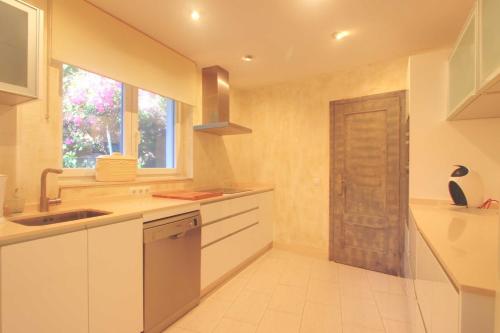 2042 Elegant Villa with Garden Heated Pool