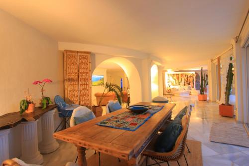 2042 Elegant Villa with Garden Heated Pool