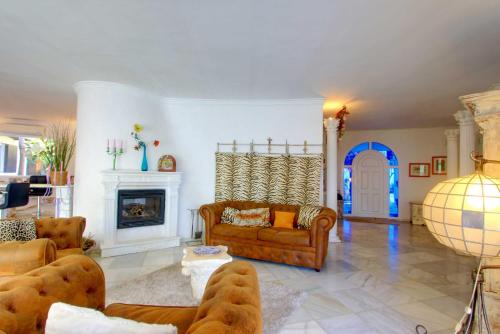 2042 Elegant Villa with Garden Heated Pool