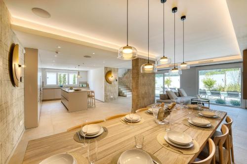 3004 Luxury Modern Villa with Pool