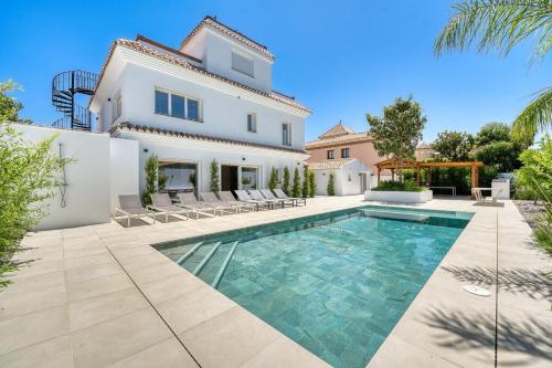 3004 Luxury Modern Villa with Pool