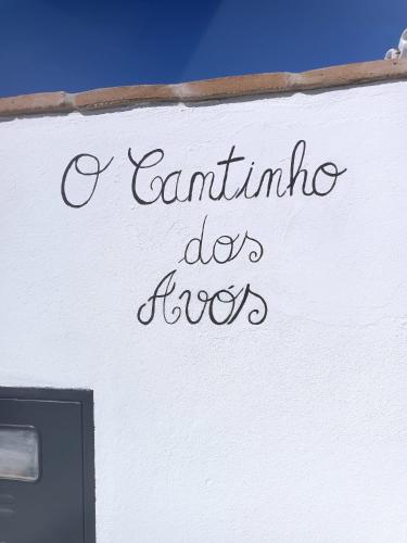 a sign that says a familiota dog show on a wall at O Cantinho dos Avós in Carrapatelo