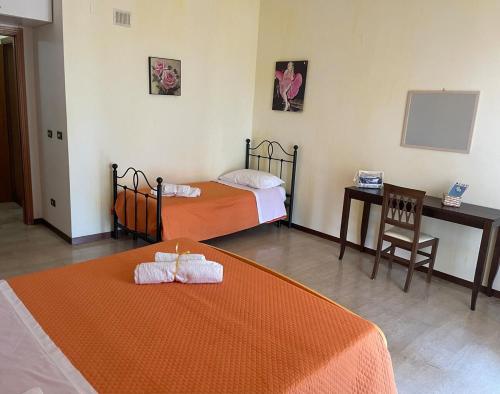 a hotel room with two beds and a table and chairs at Casa Savana in Cipollina