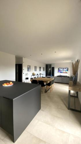 un salon avec une table et une salle à manger dans l'établissement Charmante maison à Garrigues St-Eulalie, à Collorgues