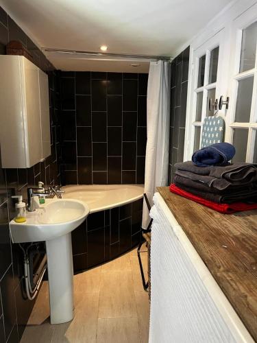 a bathroom with a sink and a bath tub at Le Bohème 3 pièces jardin in Saint-Laurent-du-Var