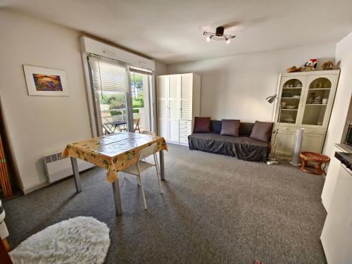 un salon avec un canapé et une table dans l'établissement Studio Coralines Plage 500 m, au Lavandou