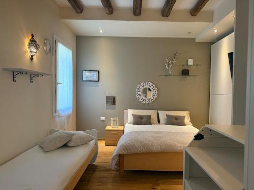 Postel nebo postele na pokoji v ubytování CORTE SARDINA lungo la laguna di Sottomarina di Chioggia