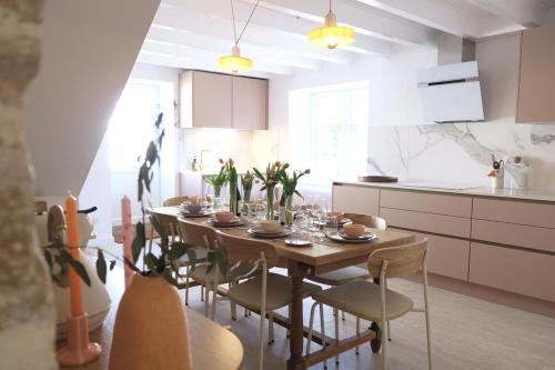 - une cuisine avec une table et des chaises en bois dans la chambre dans l'établissement La Petite Maison, à Bligny-lès-Beaune