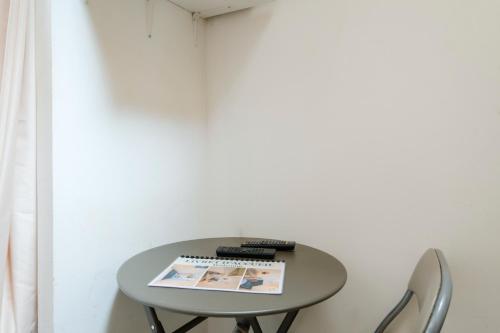 une table dans une pièce avec un journal dessus dans l'établissement Studio - Le Vernier, à Nice