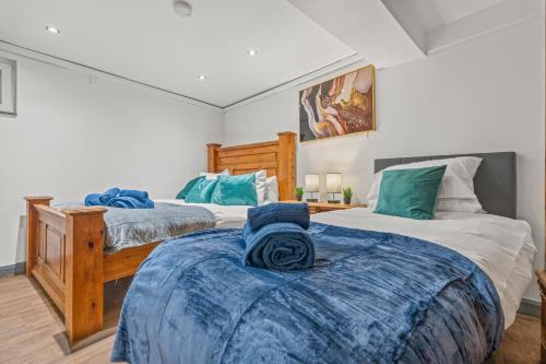 a bedroom with two beds with blue blankets on them at Long Stay Sheffield 4Beds Contractor Ideal 5Guests in Walkley
