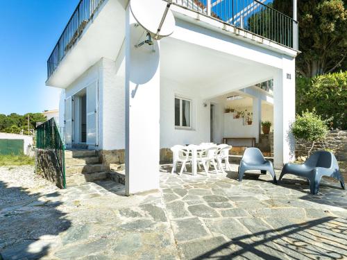 Appartement spacieux à Roses, jardin privé, à 150m de la plage