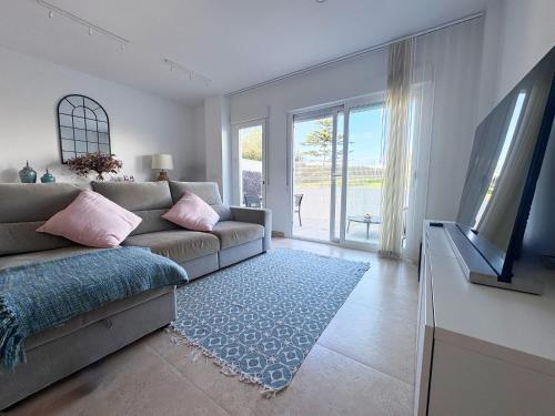 Luz de Conil is a modern villa next to Playa Fontanilla