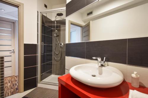 un baño con lavabo y ducha en Akoya Lux Shore - YourPlace Abruzzo, en Torino di Sangro