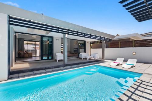 Spacious Villa, Pool, BBQ, 15 mins walk to beach