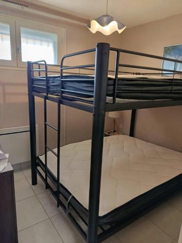 Ce dortoir comprend des lits superposés. dans l'établissement St Cyprien Appartement terrasse a 2 minutes du port et de la plage, à Saint-Cyprien