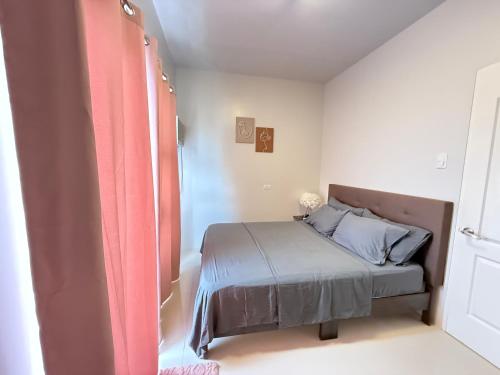 Een bed of bedden in een kamer bij Lecels Haven Place