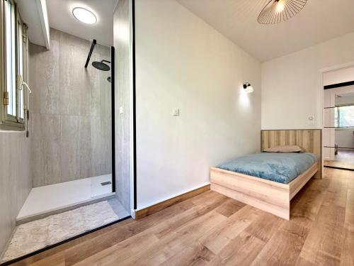- une chambre avec un lit et une douche dans l'établissement CHARMILLES - Agréable 3 pièces - Parking gratuit- Proche Monaco, à Roquebrune-Cap-Martin