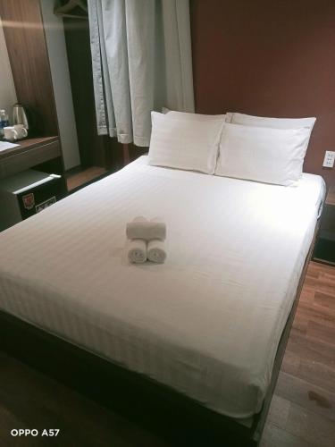 Una cama o camas en una habitación de Monarque Hotel 16