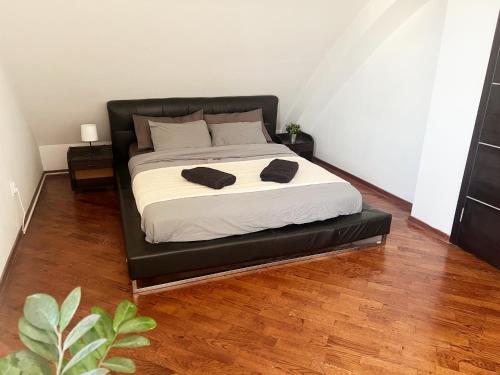 Krevet ili kreveti u jedinici u okviru objekta Penthouse Apartment With View Of Saint Sava Temple