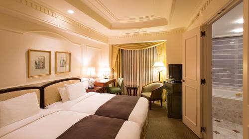 a hotel room with a bed and a desk at Hotel The Manhattan in Chiba