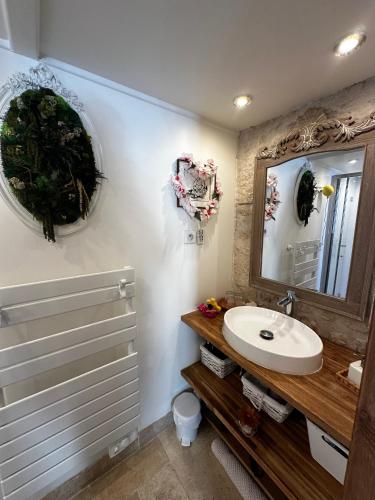 une salle de bain avec un lavabo et un miroir dans l'établissement Appartement de standing au coeur de la ville, à La Rochelle