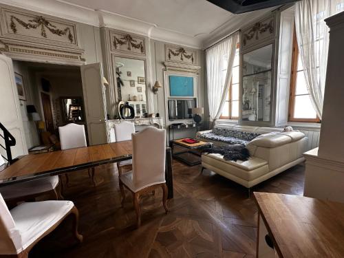 un salon avec une table et un canapé dans l'établissement Appartement de standing au coeur de la ville, à La Rochelle