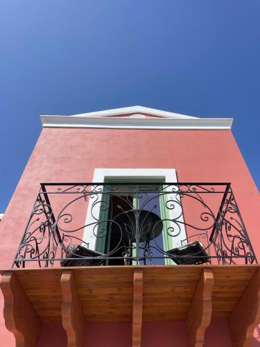 Un balcón o terraza en NUMĒNIA Seafront Property