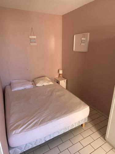 une petite chambre avec un lit dans une pièce dans l'établissement Beau 2 pièces FRONT DE MER, proche commerces, à Canet