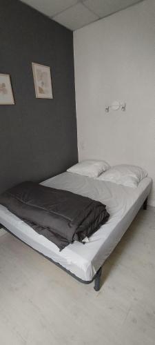 une chambre avec un grand lit avec des draps blancs dans l'établissement Villa Mon Repos 2, à La Bourboule