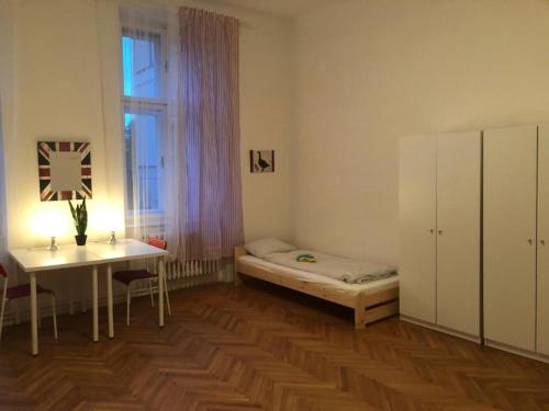 ブルノにあるROOMS Veveri - Uvoz, 10 min by walk to the centerのベッドと机と窓のある部屋