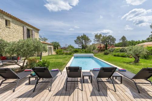 un patio avec des chaises et une piscine dans l'établissement La Vie Joly, à Gordes