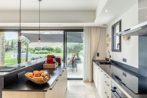 - une cuisine avec un comptoir et un bol de fruits dans l'établissement La Vie Joly, à Gordes