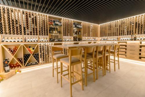 a wine tasting room with a bar with stools at HOTEL RURAL FINCA LA DESA in Miajadas