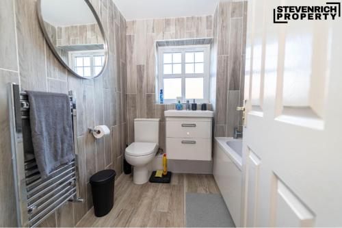 Ένα μπάνιο στο Long Stay Wolverhampton Large 5-Bed Sleeps 9 WiFi